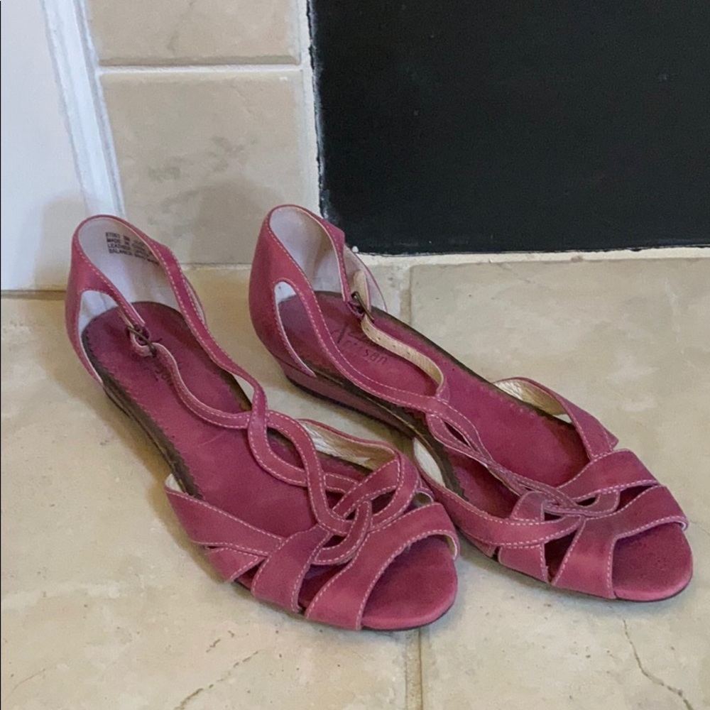 Dark pink cute small wedge shoes !